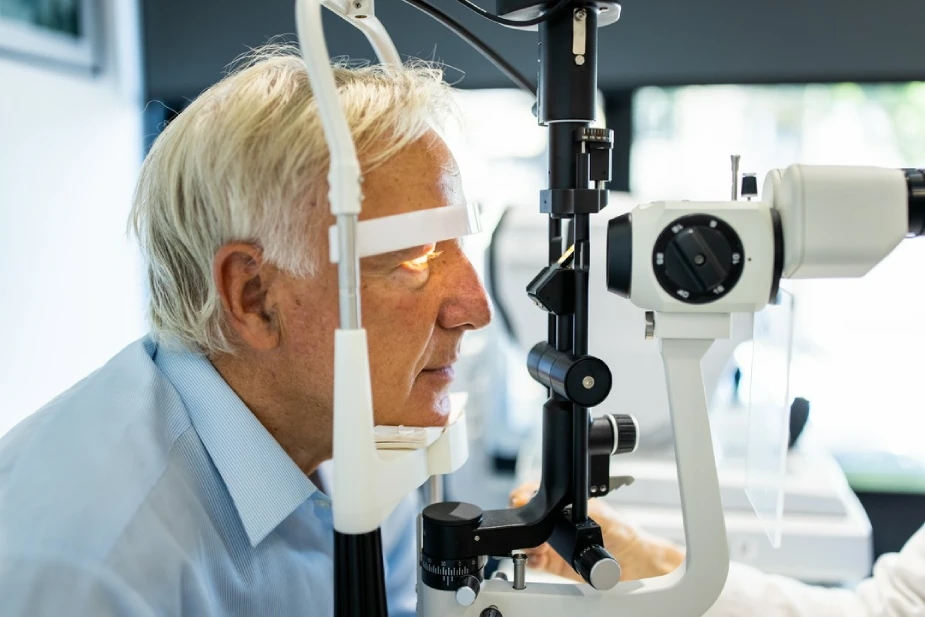 starszy mężczyzna podczas badania wzroku